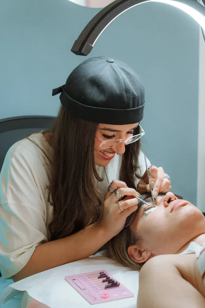 Lash artist a trabalhar